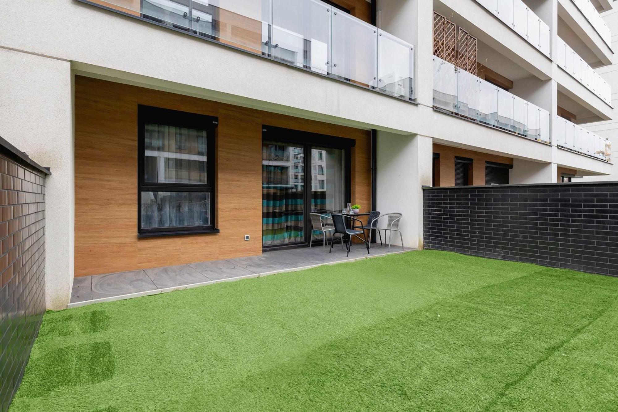 Cozy With Parking And Terrace In By Renters Apartmán